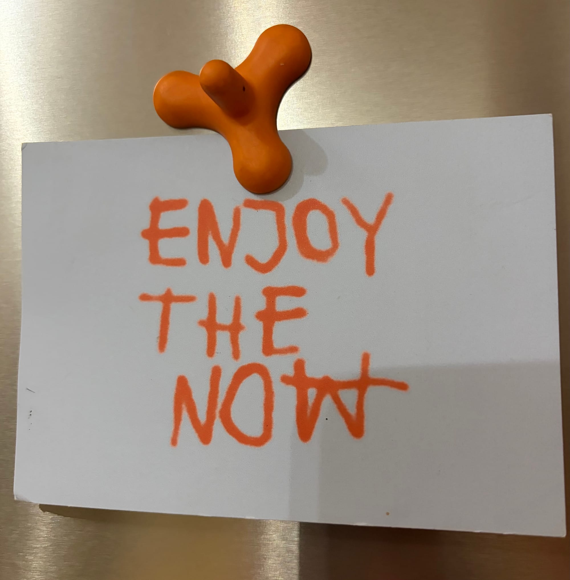 Blaue Postkarte mit dem Schriftzug Enjoy the Now